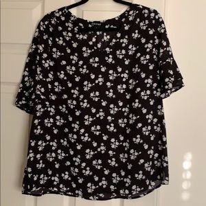 Roz and Ali, short sleeve, woven dress top.